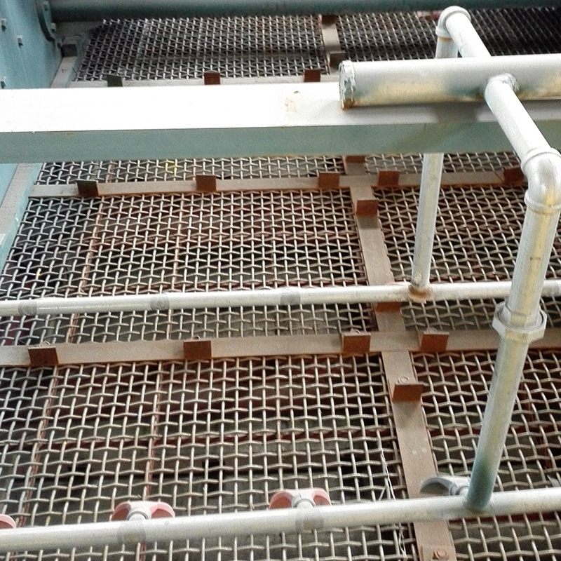 錳（měng）鋼篩網 安裝圖 噴水.jpg