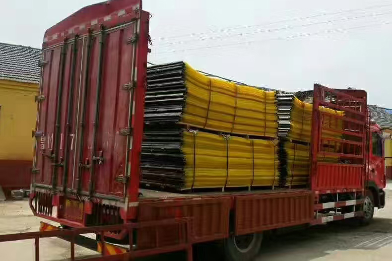 聚氨酯篩網裝車2.jpg 聚氨酯篩網裝車2.jpg