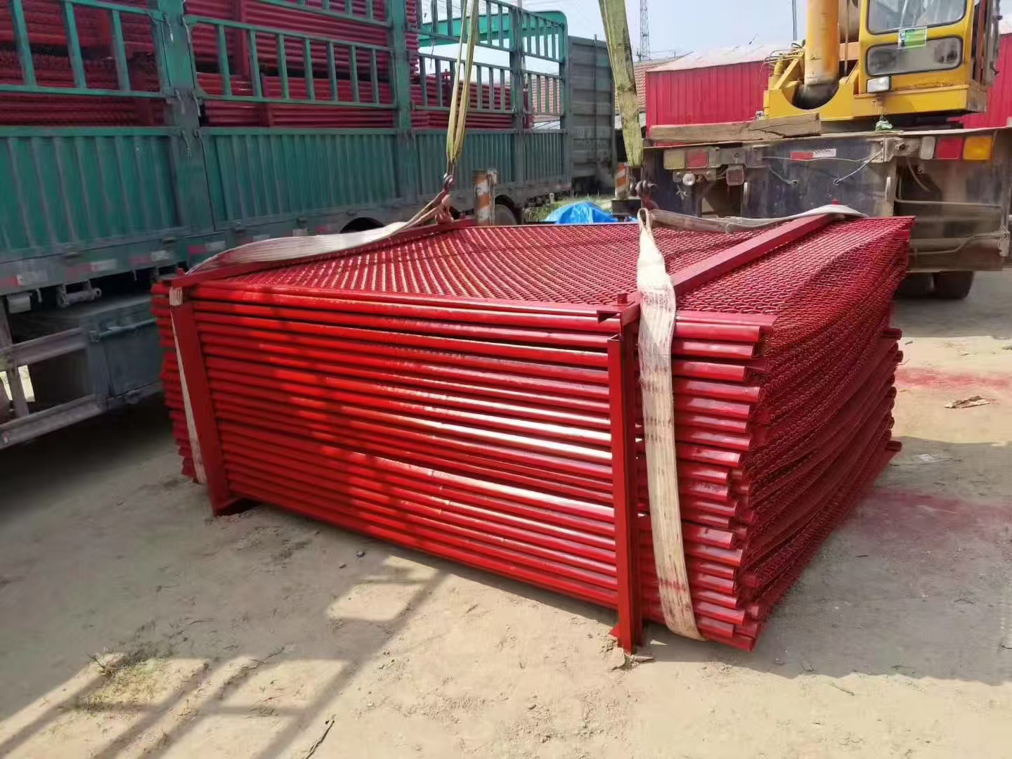 錳鋼篩網裝車圖1.jpg 錳鋼篩網裝車圖(tú)1.jpg
