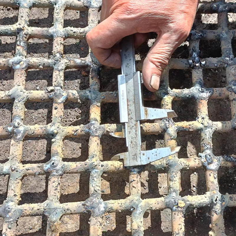 焊(hàn)接篩網質檢2.jpg 焊接篩網(wǎng)質檢2.jpg