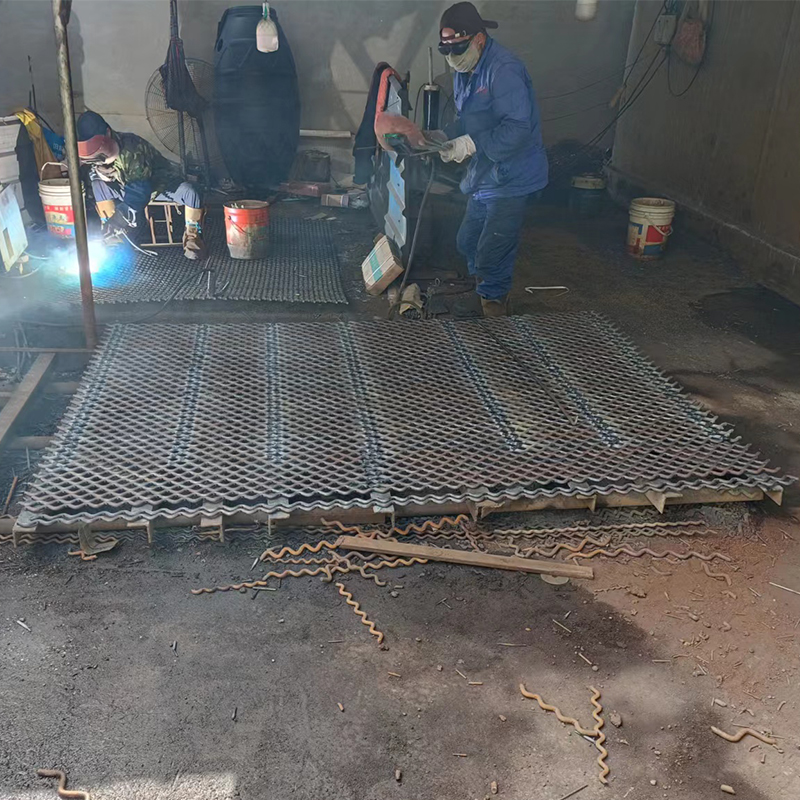 焊接篩網加工中.jpg 焊接篩網加工中.jpg